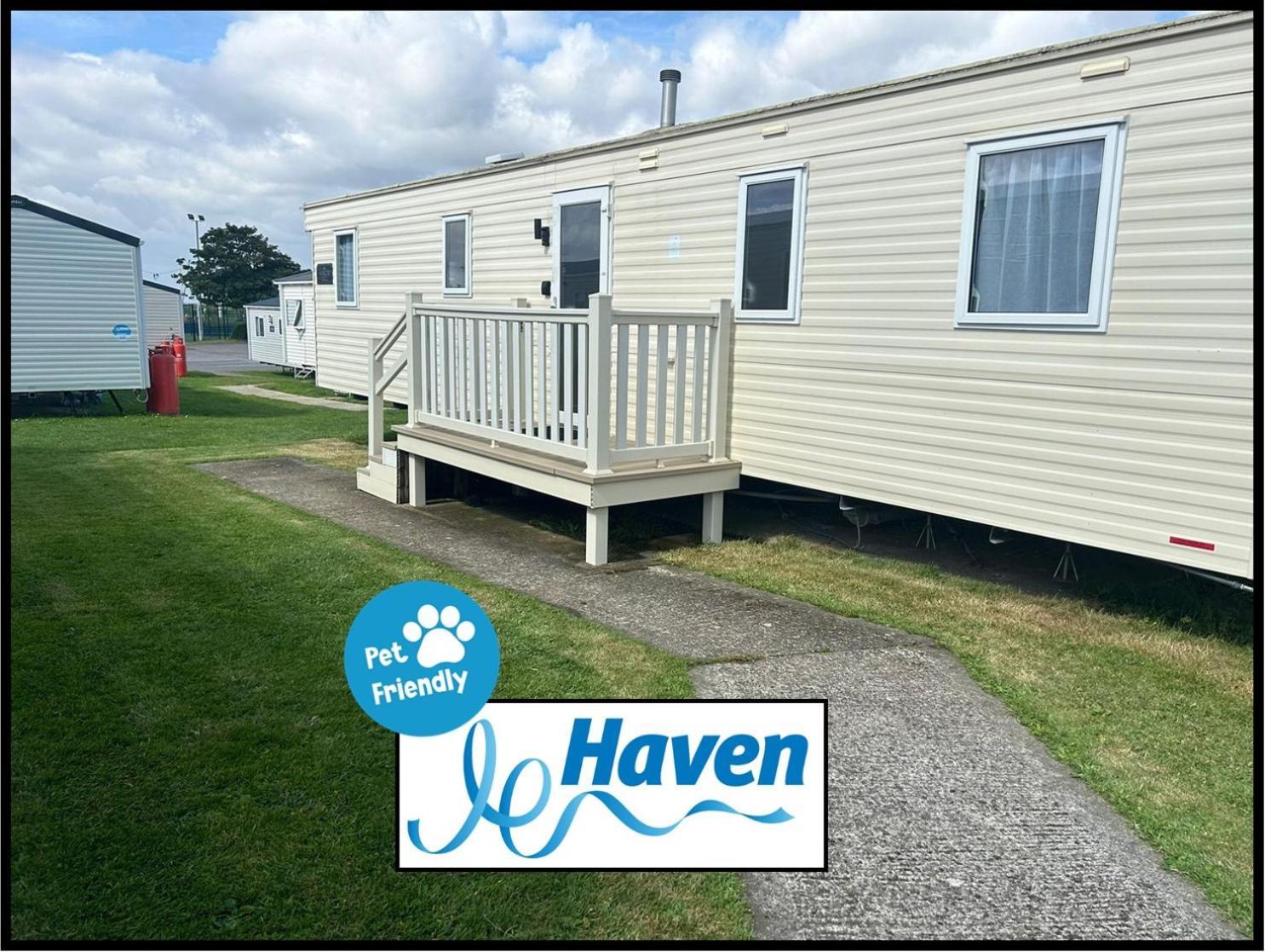 Blue Dolphin Holiday Park Gristhorpe Exterior photo